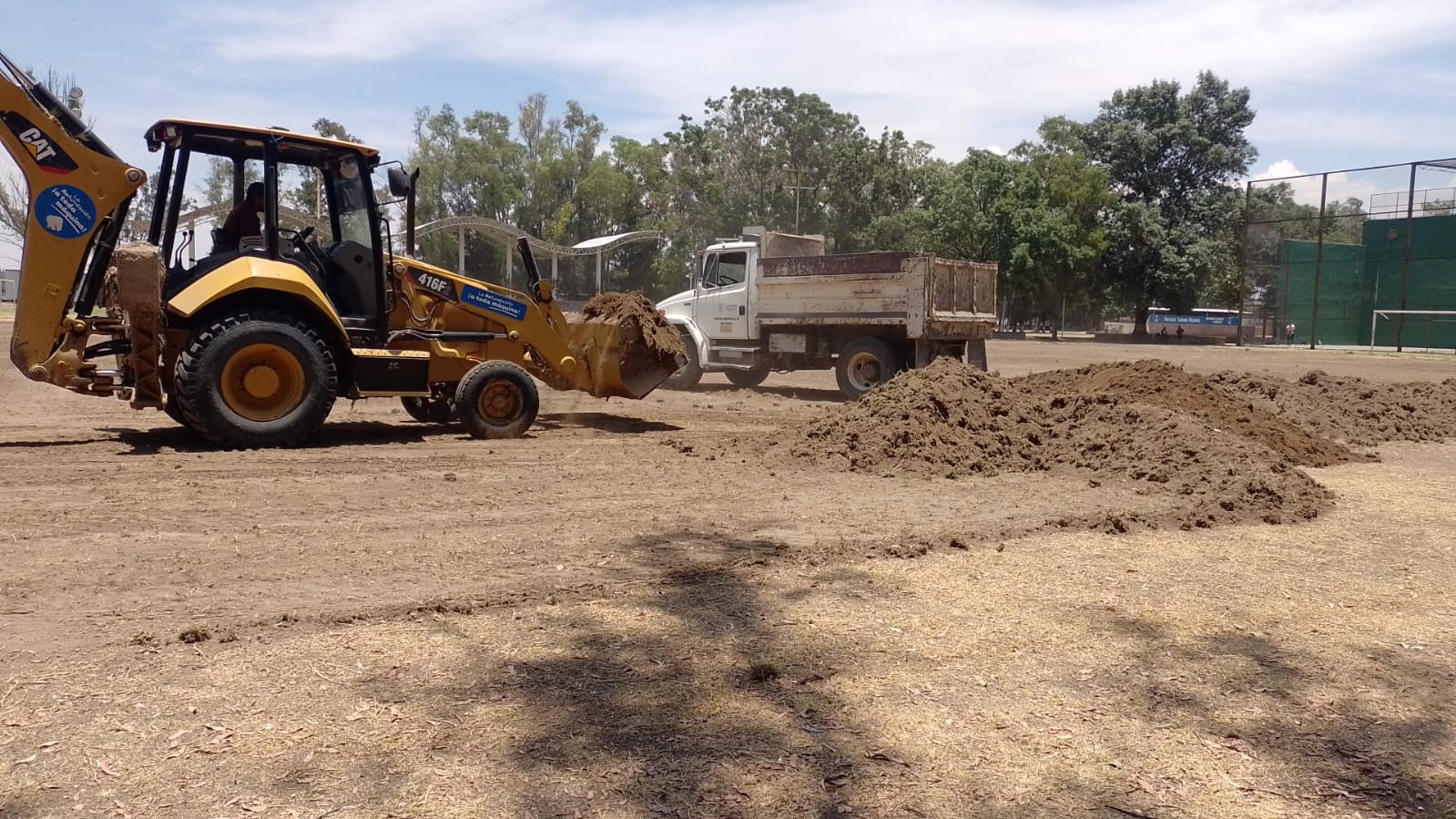 Rehabilitan cancha de fútbol y campo de béisbol de la Unidad Deportiva “Zarco Pedroza”
