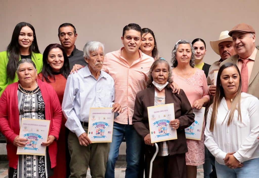 Entrega Tecutli Gómez ocho VISAS Americanas a través del programa “Uniendo Familias”
