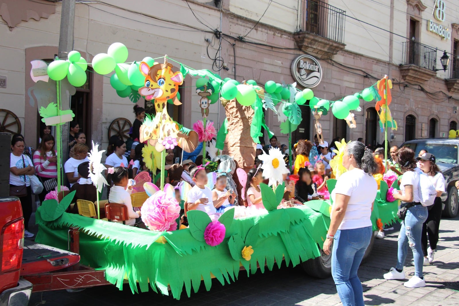 Participan más de mil 300 niñas y niños en desfile de primavera