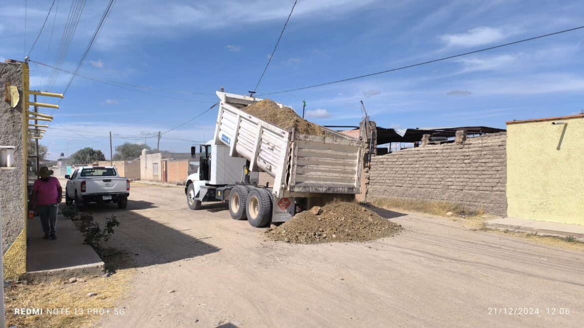 Módulo de Maquinaria rehabilita calles y caminos en la Delegación de El Puesto 2